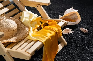 Чёрный каменный песок на пляже