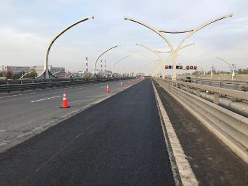 Укладка асфальта с каменной крошкой